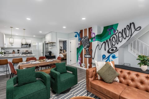 Motown mural brings Detroit soul to this modern living room