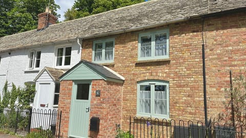 Nestled within a quiet terrace of country cottages on the edge of Charlbury, Wellington Cottage is a peaceful bolthole for your getaway.