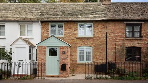 Nestled within a quiet terrace of country cottages on the edge of Charlbury, Wellington Cottage is a peaceful bolthole for your getaway.