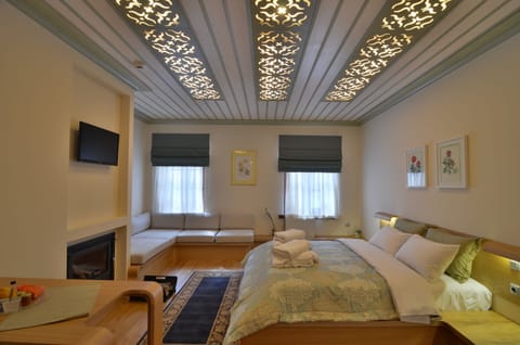 Superior Suite, Fireplace | Egyptian cotton sheets, premium bedding, down comforters