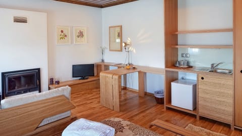 Executive Suite, Fireplace, Mountain View | Egyptian cotton sheets, premium bedding, down comforters