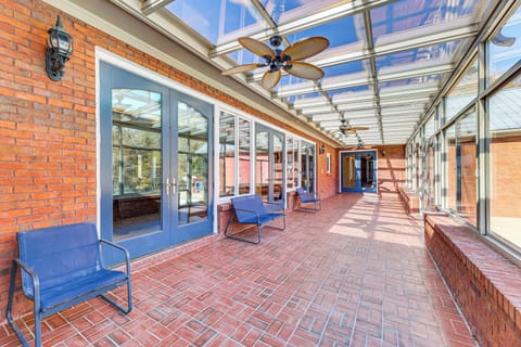 Shared Outdoor Space | Screened-In Porch