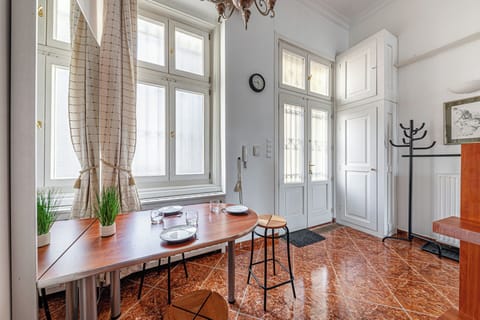 Apartment, 2 Bedrooms | Dining room