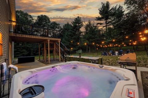 Hot tub in back yard for great privacy