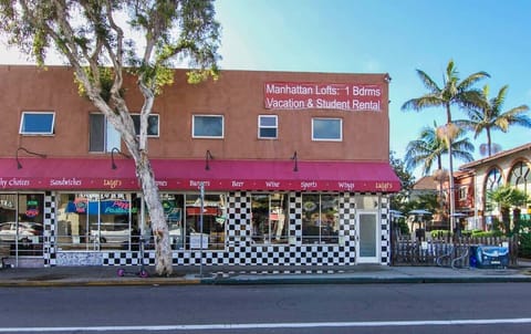 The apartment is located above the delicious Luigi’s – perfect for a late-night pizza!