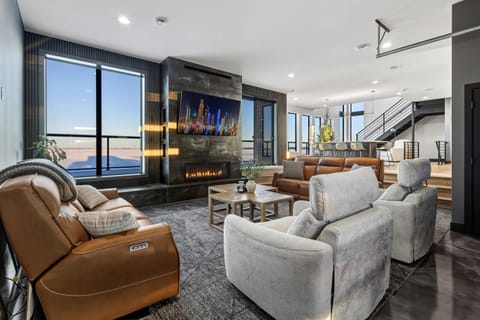Main Level Lounge