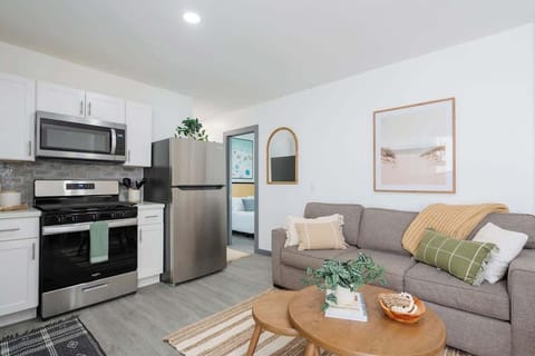 Welcome to the gorgeous 1BR oasis, a dream vacation destination in the beautiful Ocean Beach neighborhood in San Diego, CA. 