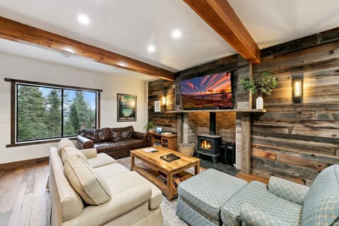 Living room with TV and Fireplace