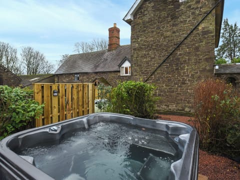 Hot tub | Manor Farmhouse, Church Stretton