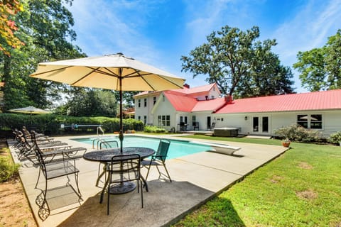 Seneca Vacation Rental | 4BR | 3.5BA | 4,000 Sq Ft | 5 Steps Required