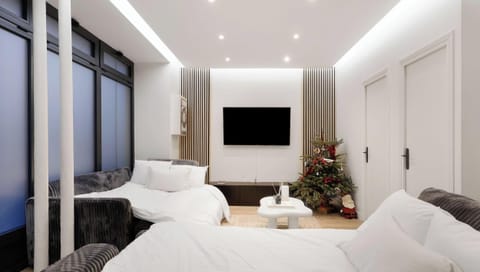 Grand espace nuit baigné de lumière, idéal pour un séjour relaxant.