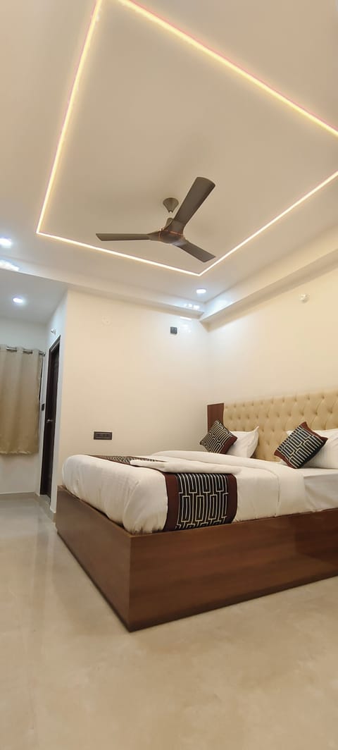 Deluxe Double Room, City View | Living area