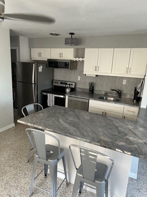 Full kitchen with breakfast bar