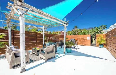 Rooftop Pergola, outdoor dining, Grill & Views! 