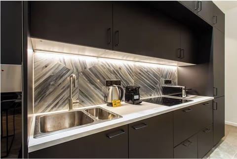 Family Apartment, 5 Bedrooms, City View | Private kitchen | Fridge, microwave, oven, stovetop