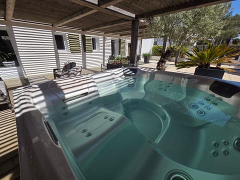 Outdoor spa tub