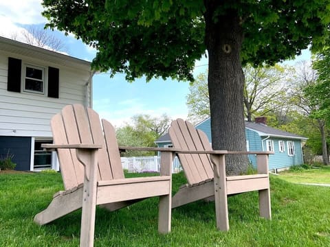 We invite guests to share our yard with us  during their stay. 