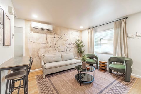 House, 1 Queen Bed with Sofa bed, Kitchen, Garden View (732 Vine) | Living area