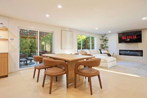 Open Spacious Floor Plan (Dining Room - 6 person seating)