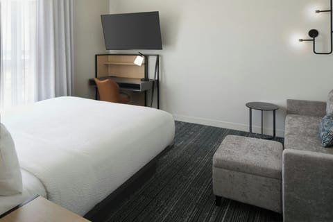 Studio Suite, 1 King Bed with Sofa bed | Desk, laptop workspace, blackout drapes, soundproofing