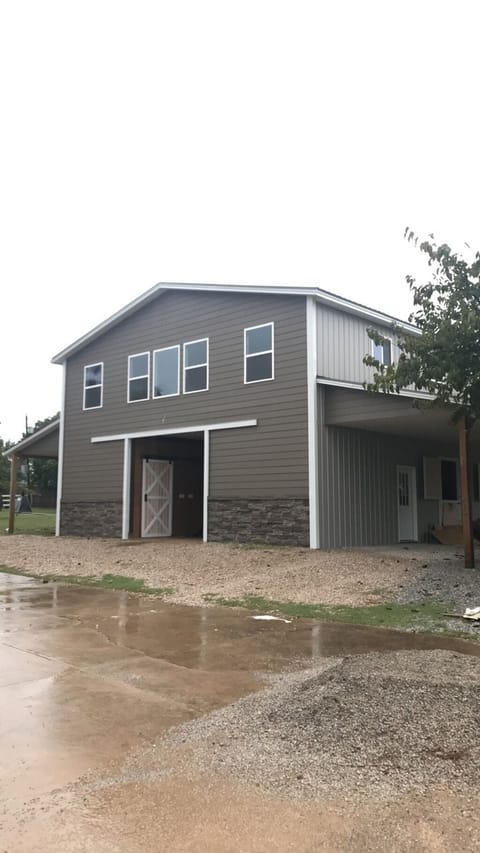 Barndo - Entry to apartment is on right side