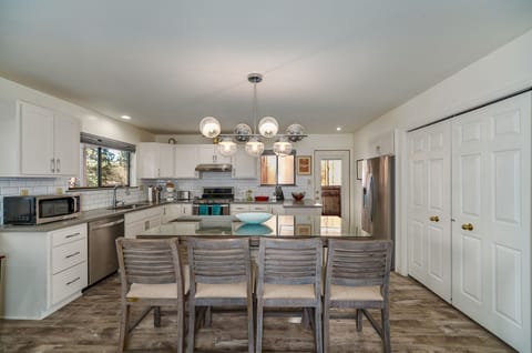 House, 3 Bedrooms | Private kitchen | Fridge, oven, coffee/tea maker, toaster