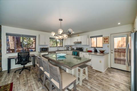 House, 3 Bedrooms | Private kitchen | Fridge, oven, coffee/tea maker, toaster