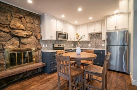 SWP-Hi-Country-Haus-1305-dining-area