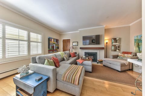 Welcome to Daisy's Place! Downtown Carmel-by-the-Sea Condo