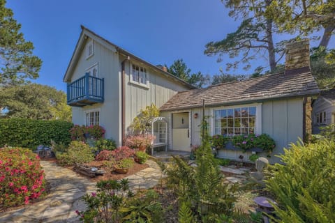 Welcome to Ann's Cottage! Carmel-by-the-Sea Charmer