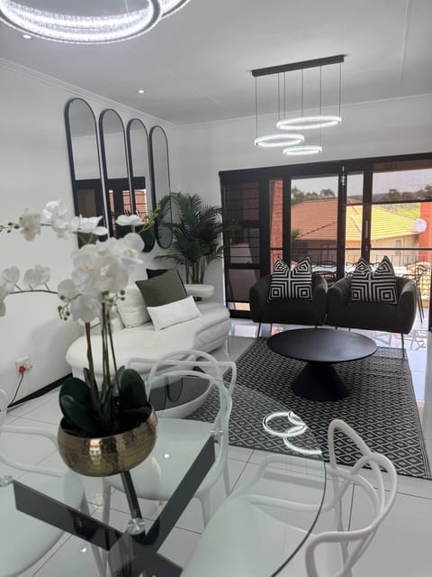 Apartment, 2 Bedrooms, Smoking, Balcony | Living room