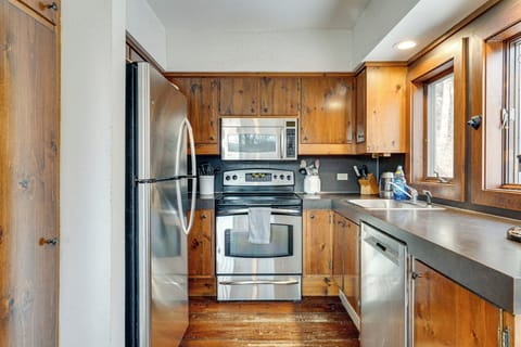 Kitchen | Main Level