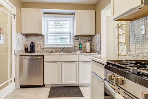 Property Interior | Central A/C & Heating | Free WiFi