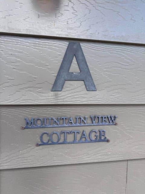 Sign of Mountain View Cottage.