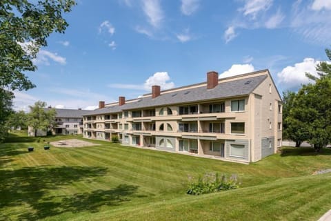 Surrounded by lush green lawns and dotted with bright flowers, the sunny exterior of the Glen Run Condos showcases inviting balconies that offer guests a tranquil view of the picturesque Vermont countryside.