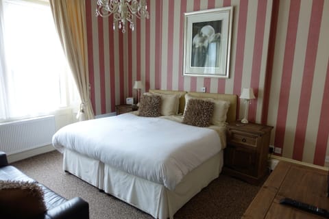 Superior Double or Twin Room, Courtyard View | Iron/ironing board, WiFi (free)