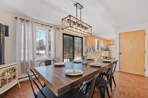 A sunny spot for breakfast, board games, and everything in between