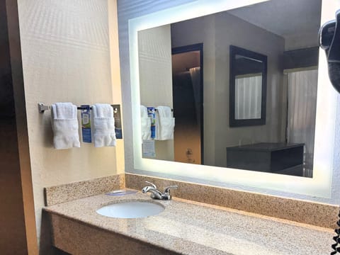 Combined shower/tub, free toiletries, hair dryer, towels