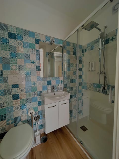 Standard Double Room | Bathroom | Shower, free toiletries, hair dryer, towels