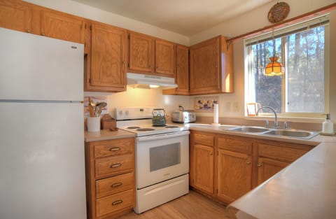 Well-equipped kitchen with modern appliances and ample counter space – perfect for preparing home-cooked meals during your mountain stay.