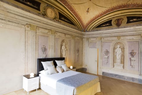 1 bedroom, bed sheets