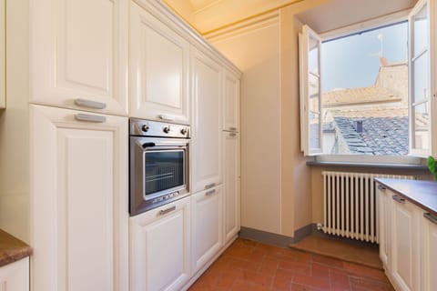 Apartment (3 Bedrooms) | Private kitchen | Fridge, microwave, oven, stovetop