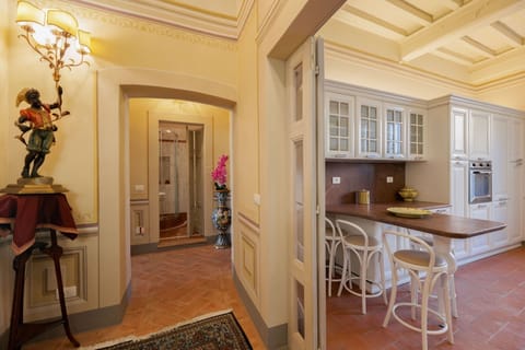 Apartment (3 Bedrooms) | Private kitchen | Fridge, microwave, oven, stovetop