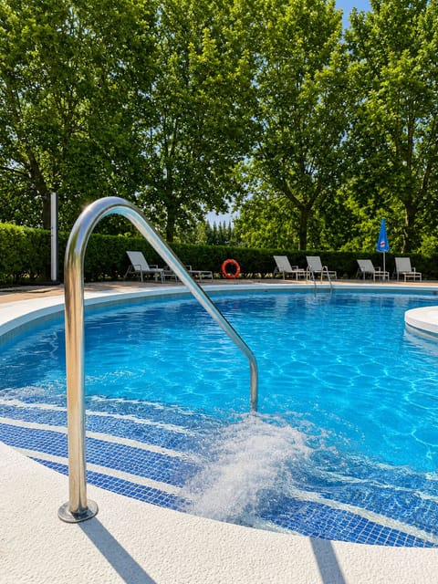 Seasonal outdoor pool, lifeguards on site