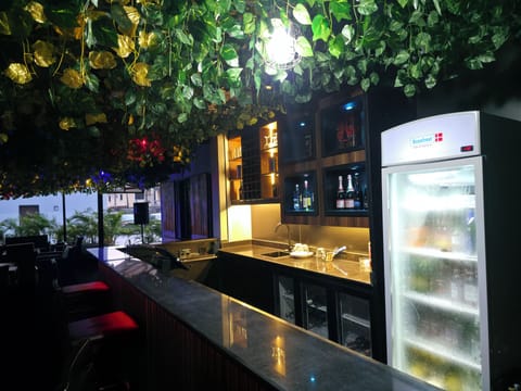 2 bars/lounges