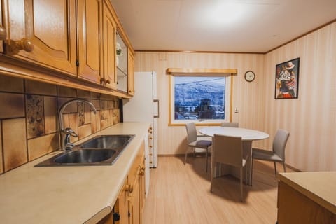 Shared Dormitory, Mixed Dorm | Shared kitchen | Oven, dishwasher, coffee grinder, cookware/dishes/utensils