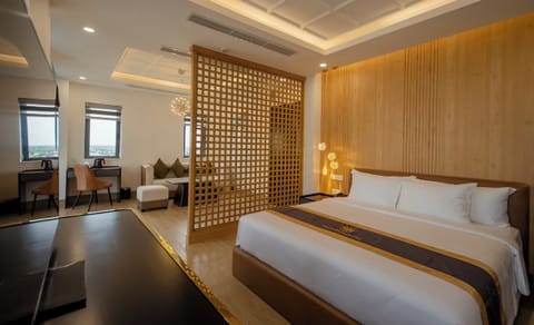Junior Double Room, City View | Desk