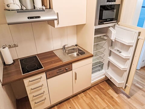 Kitchen Appliance, Kitchen, Flooring, Major Appliance, Countertop, Cabinetry, Wood, Floor, Home Appliance, Interior Design