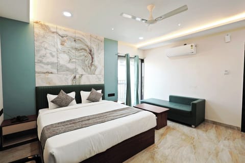 Superior Single Room, 1 King Bed, Balcony, City View | Desk, WiFi (free), bed sheets