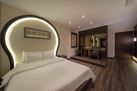 Deluxe Room, River View (Netflix available, Laundry available) | Individually decorated, desk, laptop workspace, free WiFi